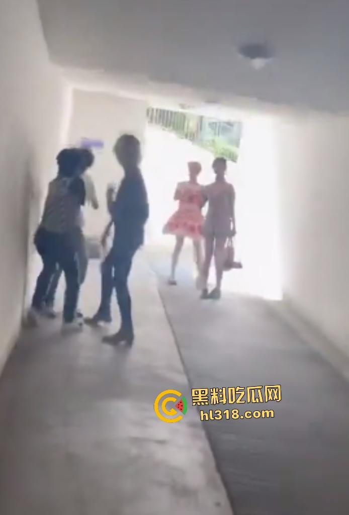 上海杨浦地下车库惊爆恶霸群殴未成年人,恶霸女友还竖大拇指点赞叫嚣-1