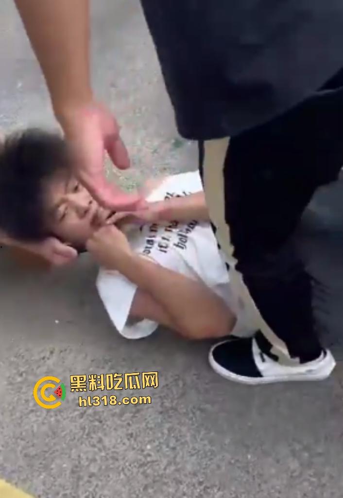 上海杨浦地下车库惊爆恶霸群殴未成年人,恶霸女友还竖大拇指点赞叫嚣-7