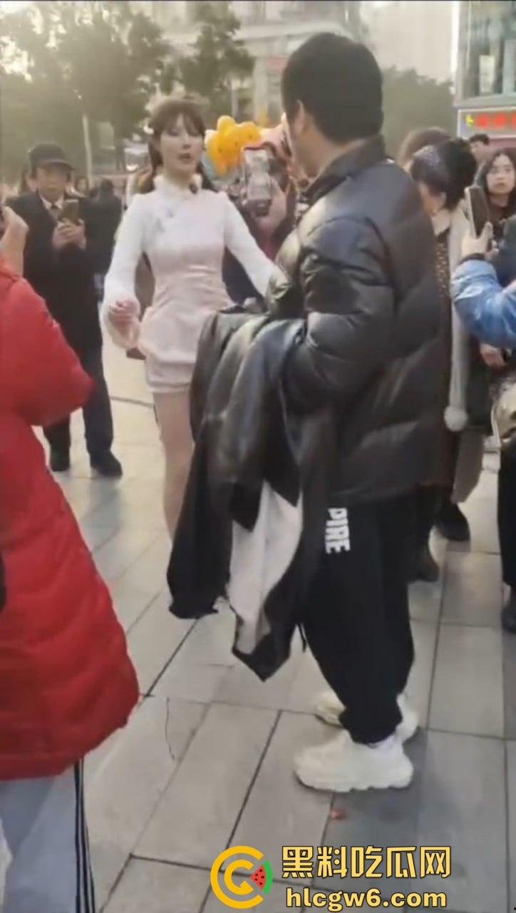 成都街头惊现高仿真女机器人 质感逼真颜值满分 大妈大爷当场看懵 五姑娘快退休了 野鸡逼价要崩盘了！-2