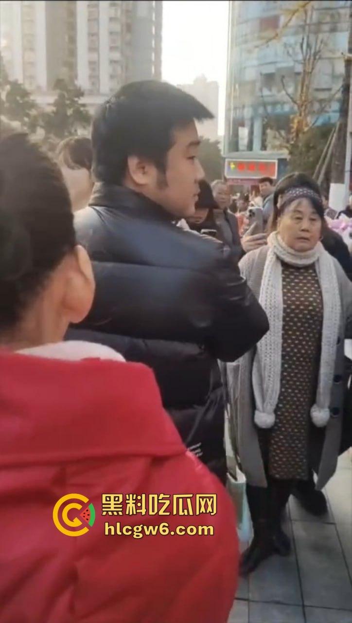 成都街头惊现高仿真女机器人 质感逼真颜值满分 大妈大爷当场看懵 五姑娘快退休了 野鸡逼价要崩盘了！-7