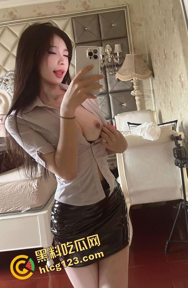 颜值爆表的小母狗被学长无情调教！跪着等吃大鸡巴，还被关在笼子里皮鞭猛抽蜜臀，欠收拾的纯种狐狸精！-1