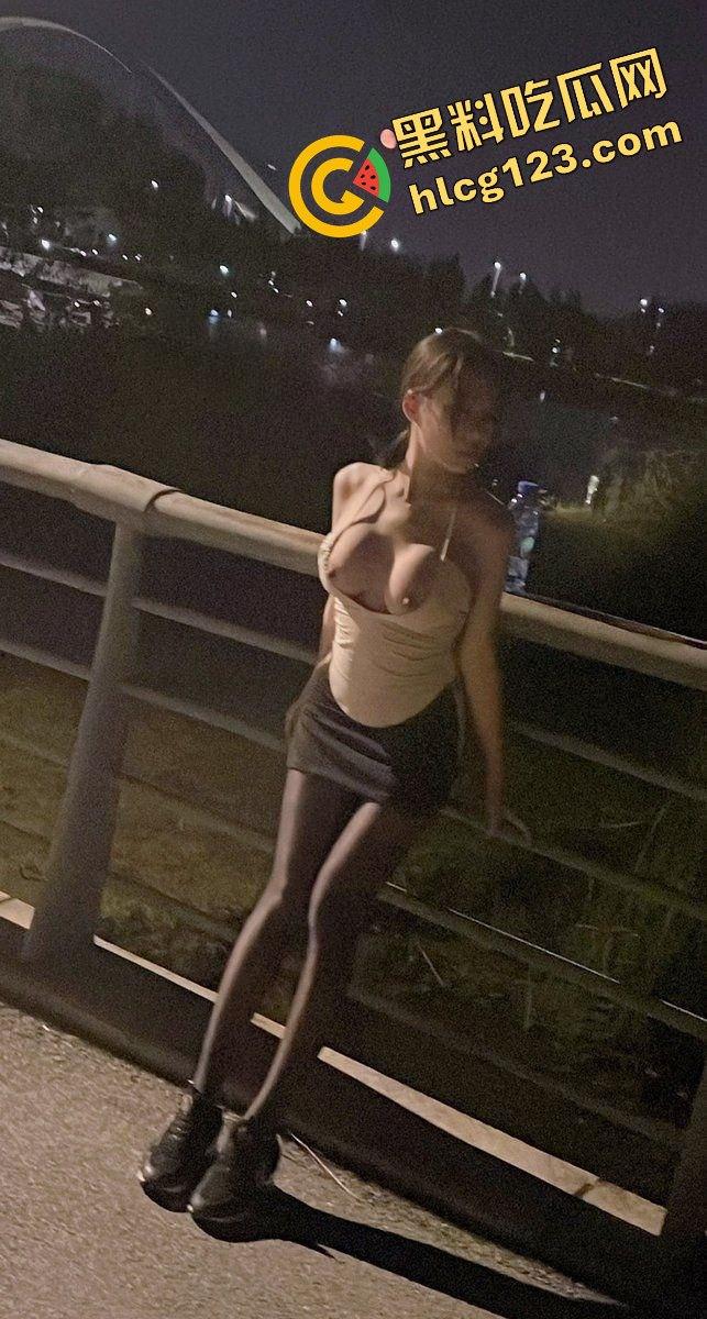 颜值爆表的小母狗被学长无情调教！跪着等吃大鸡巴，还被关在笼子里皮鞭猛抽蜜臀，欠收拾的纯种狐狸精！-9