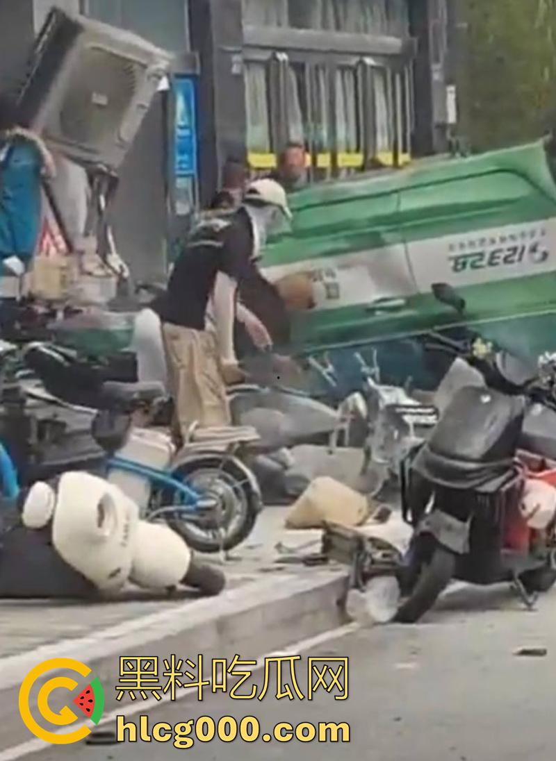河南郑州人体保龄球，出租车撞向人行道，有多名外卖快递小哥死伤，现场十分惨烈！-8