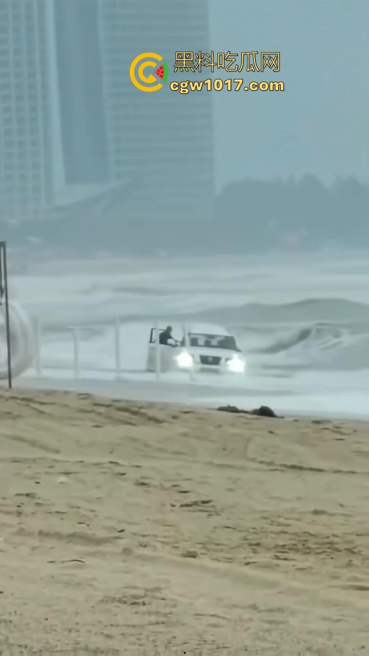 傻B年年有，今年特别多！都2025年了还有人不信邪啊！广东双月湾猛男驾驶越野车在沙滩上奔驰，没想到回不去了！-4