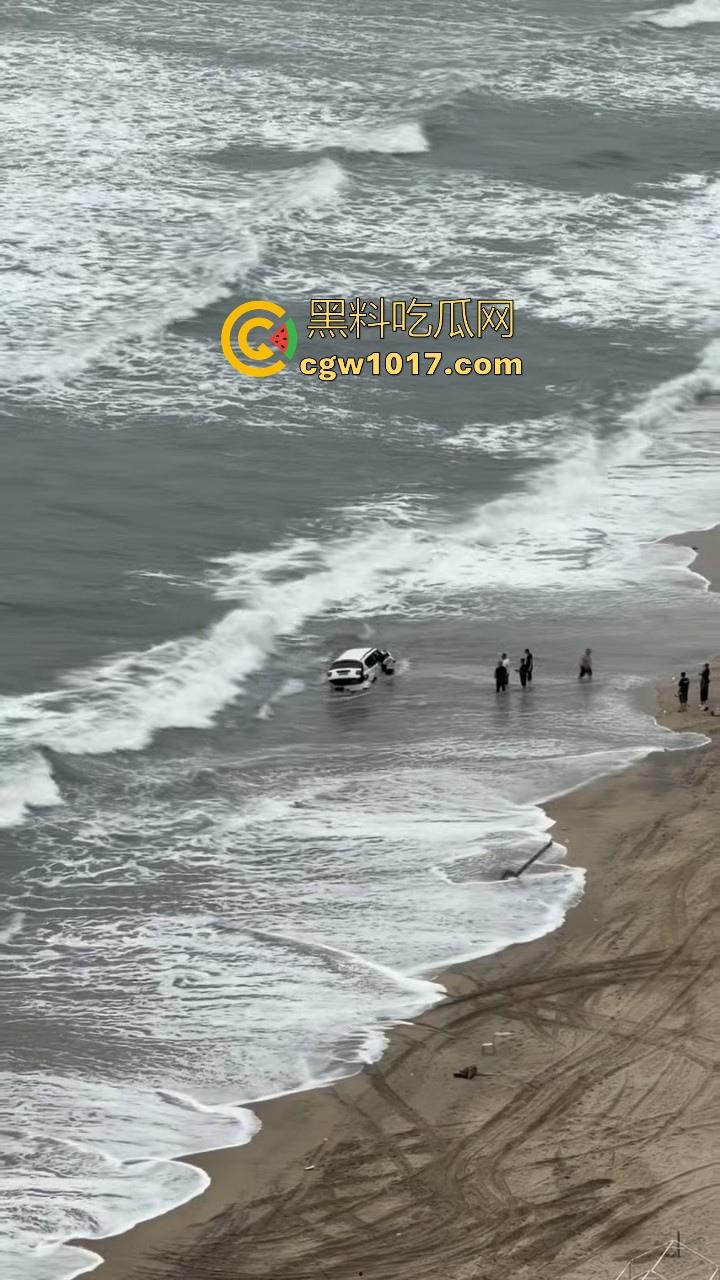 傻B年年有，今年特别多！都2025年了还有人不信邪啊！广东双月湾猛男驾驶越野车在沙滩上奔驰，没想到回不去了！-7