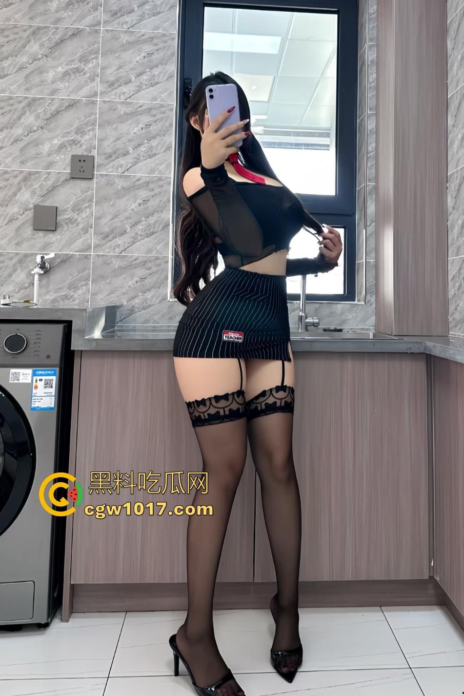 这年头还有女大【王爽】被网调变小母狗！线上露奶还秀自慰，线下被金主夹头口交深喉，口到爽才放行！-6