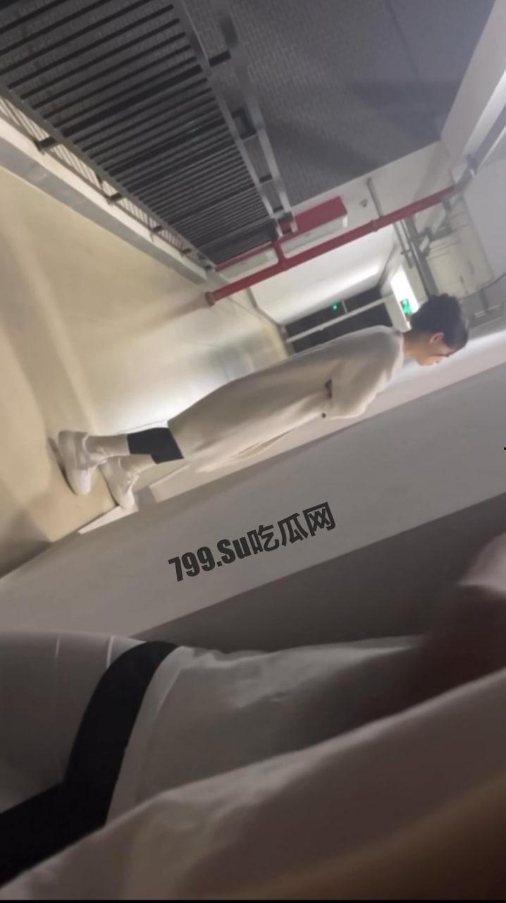 广州华商学院 男生带外校女生进活动室口交 同学举报导致其被辅导员抓包 现场社死-1