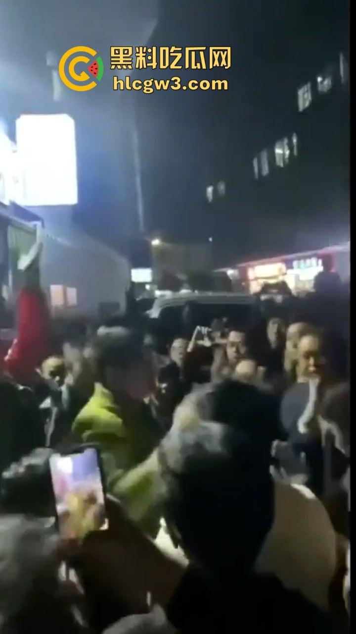 广东大批民众怒砸收费亭 官方被迫宣布取消收费-4