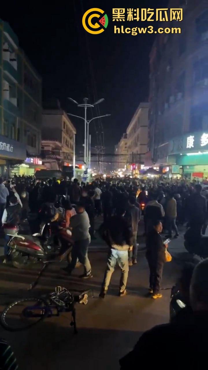 广东大批民众怒砸收费亭 官方被迫宣布取消收费-8