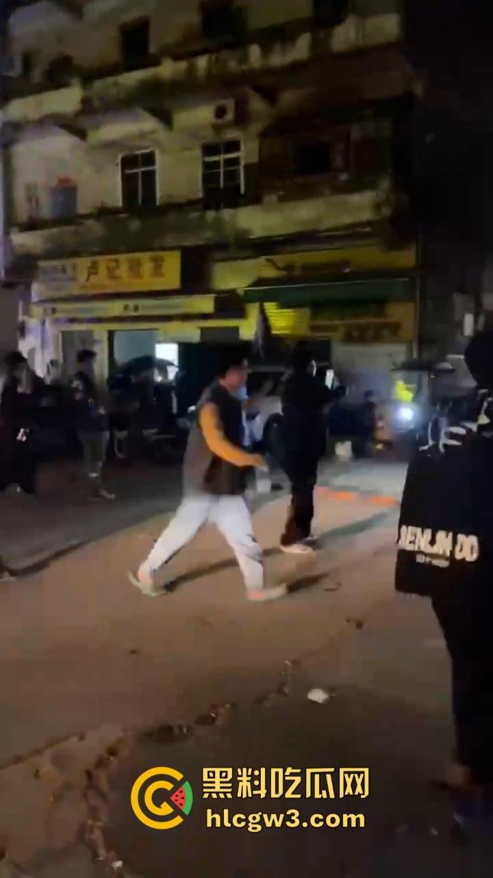 广东大批民众怒砸收费亭 官方被迫宣布取消收费-9