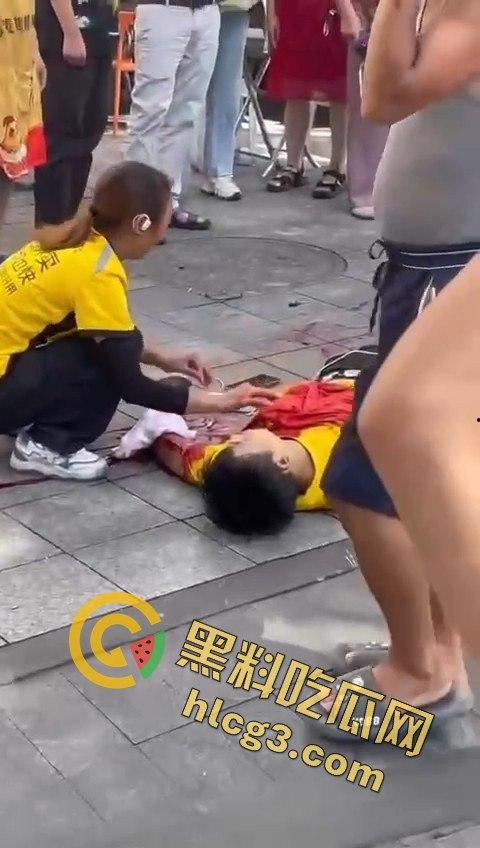 重庆南坪区男子因情感纠葛怒捅前妻现男友,血溅街头引发路人围观!-4