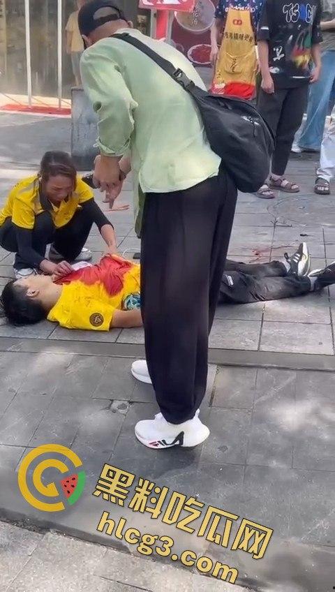 重庆南坪区男子因情感纠葛怒捅前妻现男友,血溅街头引发路人围观!-5