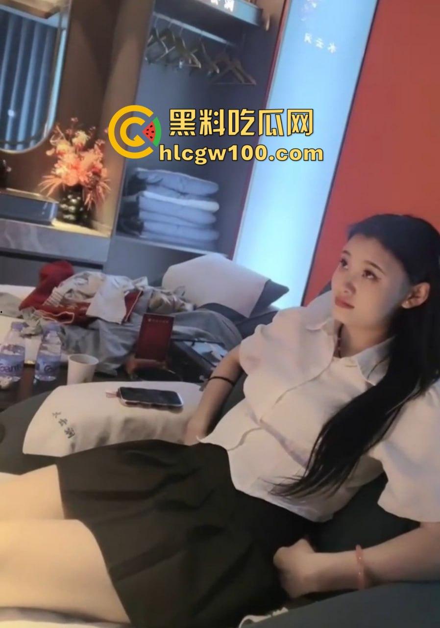 广州富婆女S主壕无人性会所撒币，牵着母狗奴去会所舔技师脚喝尿，加钟加得技师都觉得第一次不脱衣服还能挣钱！-4