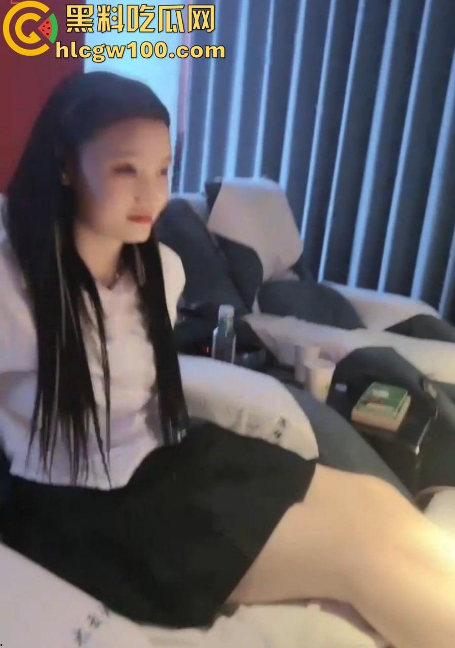 广州富婆女S主壕无人性会所撒币，牵着母狗奴去会所舔技师脚喝尿，加钟加得技师都觉得第一次不脱衣服还能挣钱！-10