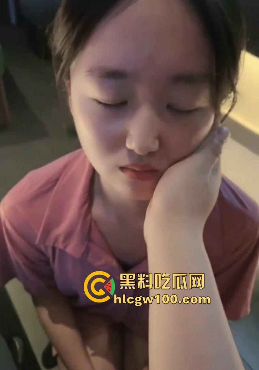 广州富婆女S主壕无人性会所撒币，牵着母狗奴去会所舔技师脚喝尿，加钟加得技师都觉得第一次不脱衣服还能挣钱！-13