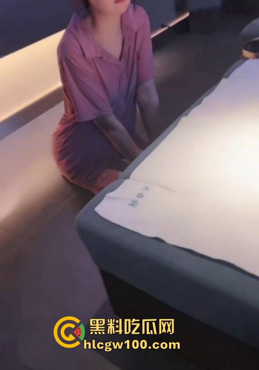 广州富婆女S主壕无人性会所撒币，牵着母狗奴去会所舔技师脚喝尿，加钟加得技师都觉得第一次不脱衣服还能挣钱！-14