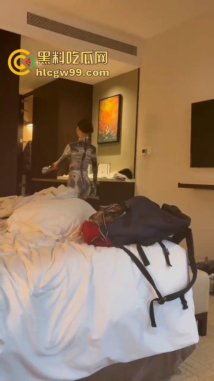 勇敢的人已经提前享受了,机器人不仅能扭秧歌,还能端茶倒水,陪睡开房这颜值不输3000块的外围!-6