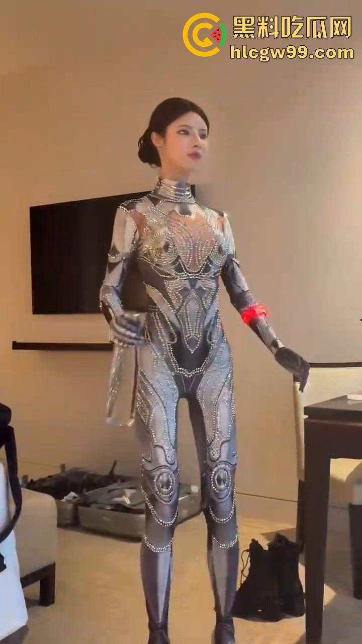 勇敢的人已经提前享受了,机器人不仅能扭秧歌,还能端茶倒水,陪睡开房这颜值不输3000块的外围!-8