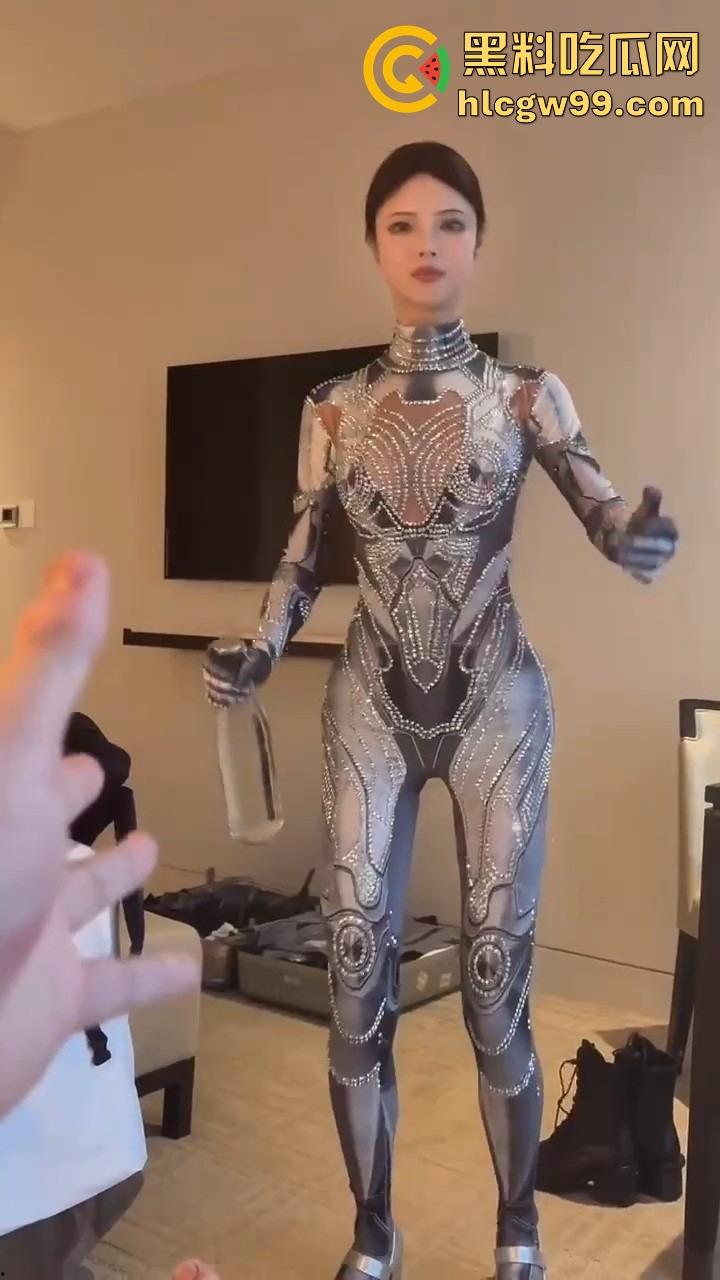 勇敢的人已经提前享受了,机器人不仅能扭秧歌,还能端茶倒水,陪睡开房这颜值不输3000块的外围!-10