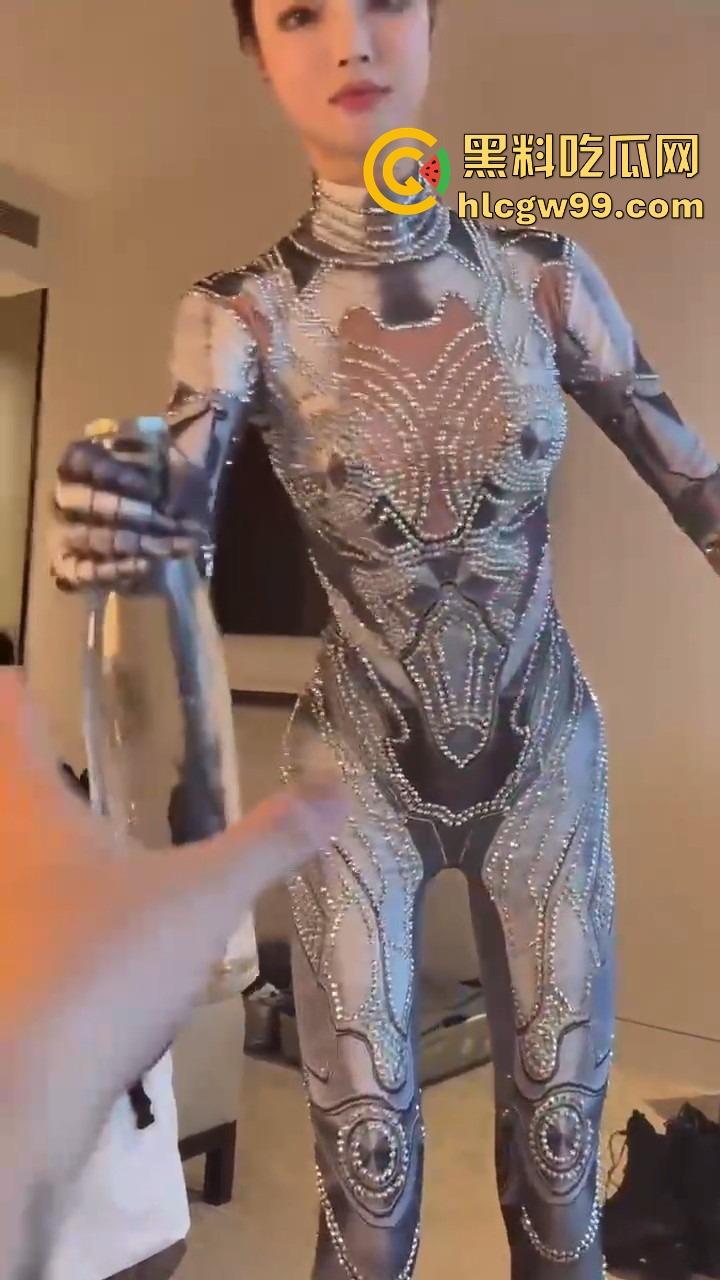 勇敢的人已经提前享受了,机器人不仅能扭秧歌,还能端茶倒水,陪睡开房这颜值不输3000块的外围!-11