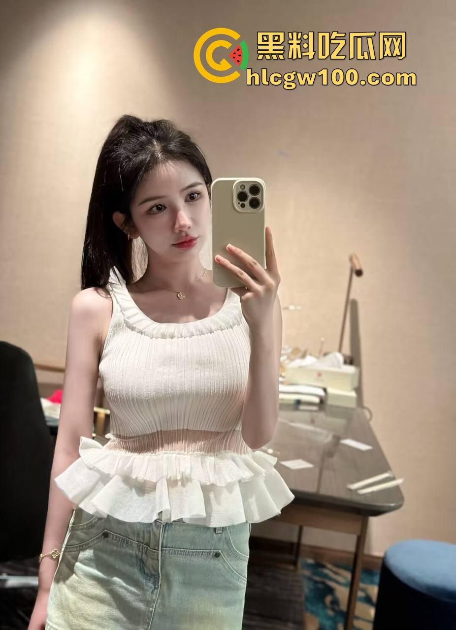 上海婊子『上官婉儿』被爆卖逼不挑客，老头小伙全都接，卫生间无套内射，金主被绿怒发调教视频锤死她！-7