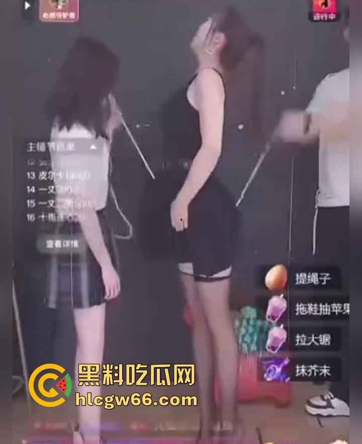 快手直播花样真多 为了博取流量用绳子摩擦骚逼 也不知道里面有没有穿内裤 真是逆天!-6