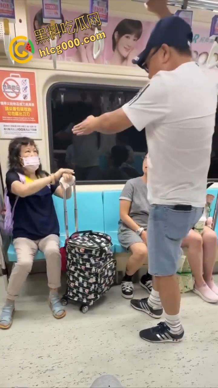 台北地铁上演魔法大战！阿伯阿嬷座位之争秒变咒术对决，乘客笑到扶墙，这波是哈利波特vs.邓布利多？-4