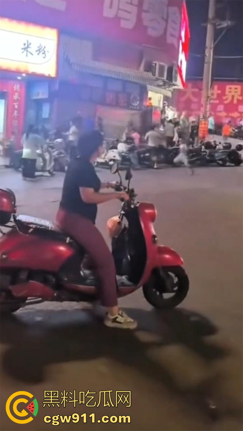 广西藤县河西疯牛伤人事件,伤者正在治疗疯牛仍在逃,警方联合多部门在大冲肚区域追捕!-3