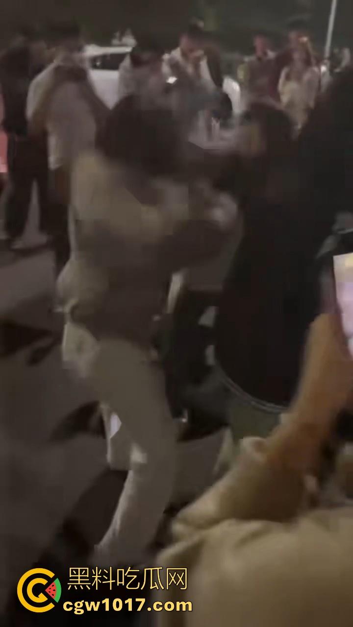 广东潮汕精神小妹街头火拼！多人围殴两人，扯头脚踢肚子跟下体，打得有来有回，好看精神小妹打架观赏性就很足！-10