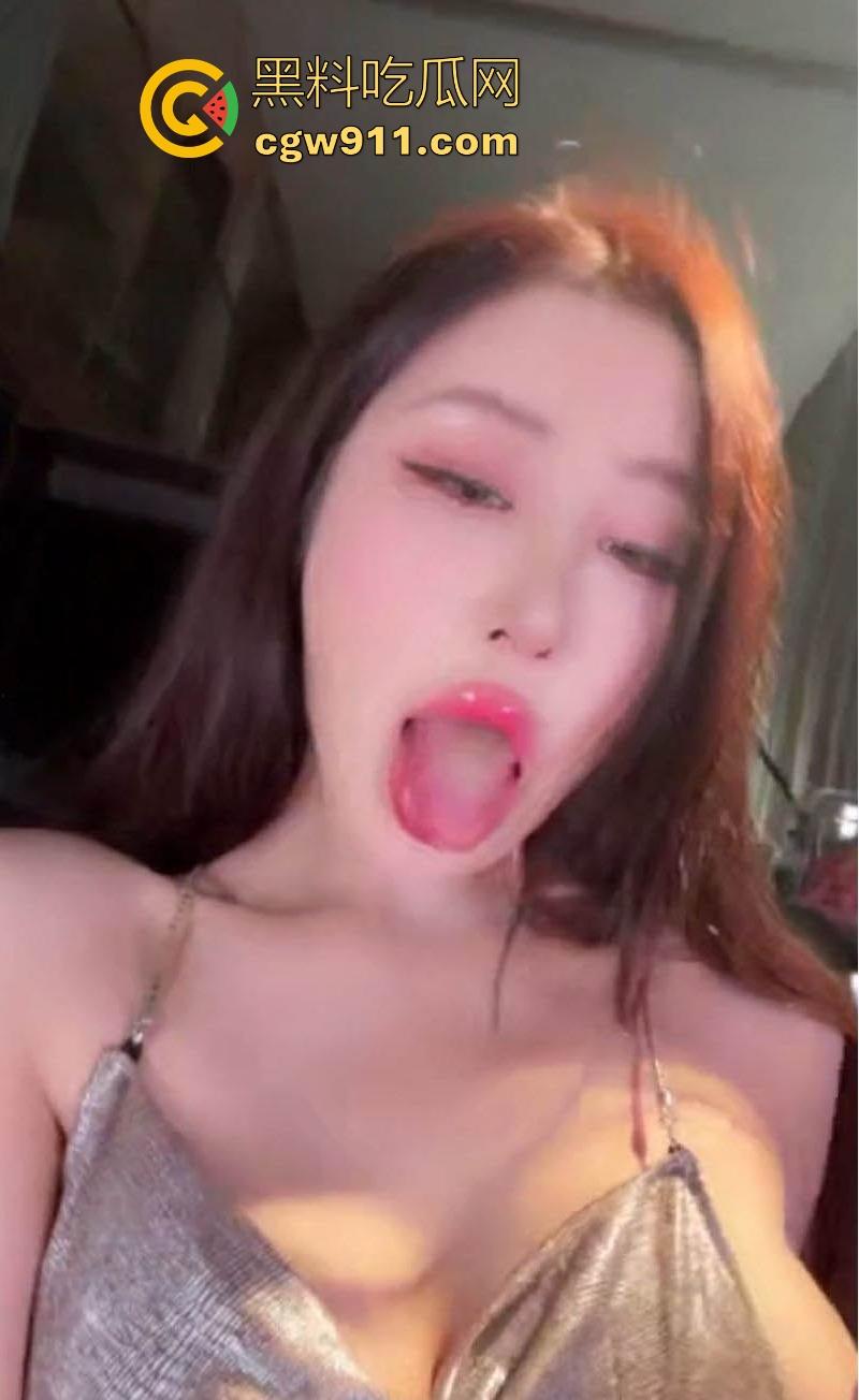 警报拉满！快手高颜值擦边网红【女乔】聊天室大尺度表演曝光，吊钟巨乳被各种玩弄揉搓，淫荡本性暴露无遗！-8