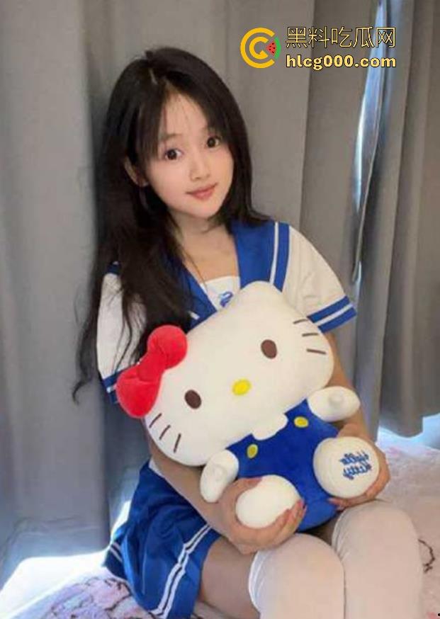 海角乱伦，萝莉少女主动献身，跪地勾魂浪叫扣人心弦 ，红唇轻唤“爸爸”，透着挑逗欲火！-1