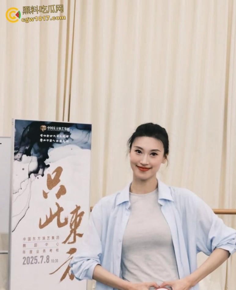 东方演艺集团舞蹈演员,与男友做爱自拍泄密,娴熟口技深喉舔屌,女上位骑乘狂操,浓精颜射嘴脸!-1