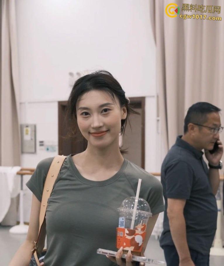 东方演艺集团舞蹈演员,与男友做爱自拍泄密,娴熟口技深喉舔屌,女上位骑乘狂操,浓精颜射嘴脸!-2