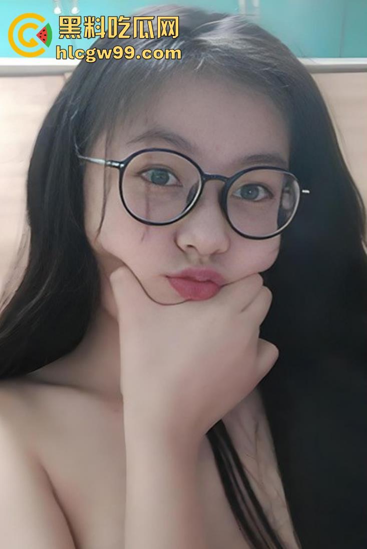 武汉大学反差眼镜女大【林新一】被金主调教视频曝光，各种场合忘我口交，表情销魂口技一流！-3