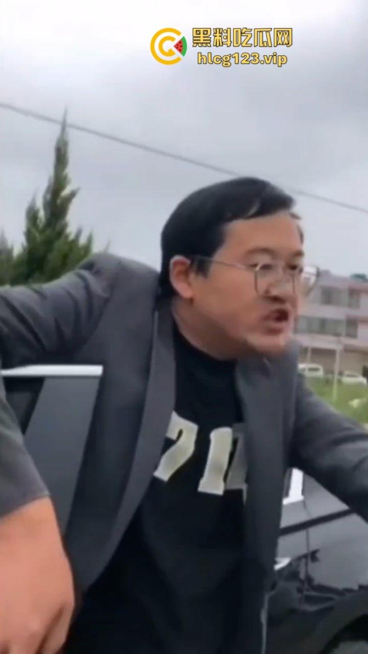 古有拦路虎 今有苹果劫 云南昭通果农用苹果逼停过路车“不买苹果就别想走！”-1