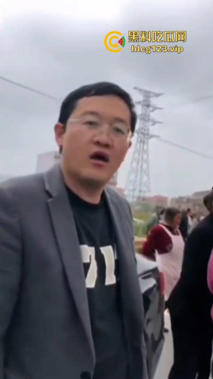 古有拦路虎 今有苹果劫 云南昭通果农用苹果逼停过路车“不买苹果就别想走！”-2