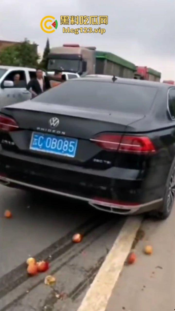 古有拦路虎 今有苹果劫 云南昭通果农用苹果逼停过路车“不买苹果就别想走！”-6