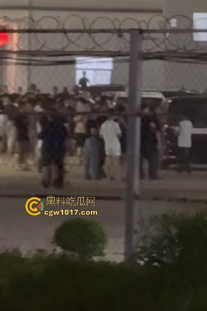 11月13日柬埔寨木牌金星园区大规模猪仔暴动,现场乱成一锅粥还有人开枪,赚不到钱猪仔们都集体起义了?-2