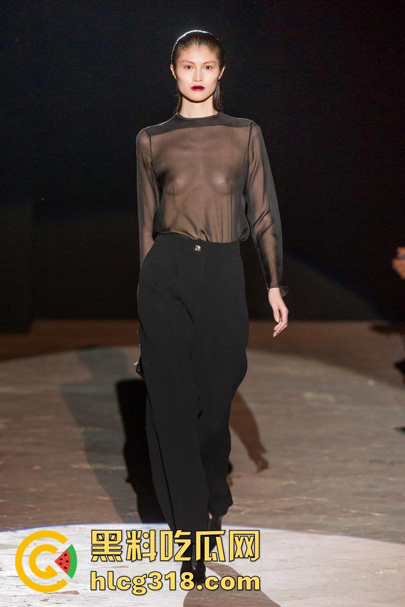 维秘超模【何穗】与【陈伟霆】被爆奸情,外表女神实际骚母狗,国外全裸真空T台表演,暴露骚逼本性!-6