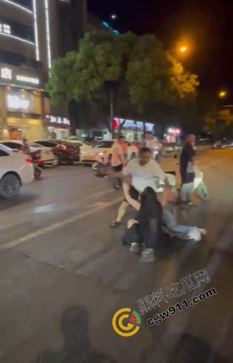 酒店偷情狗男女被原配截车暴打，大屌与脸遭痛殴，荡妇保护奸夫被双双暴揍，围观者连连称快，拍照不停-6