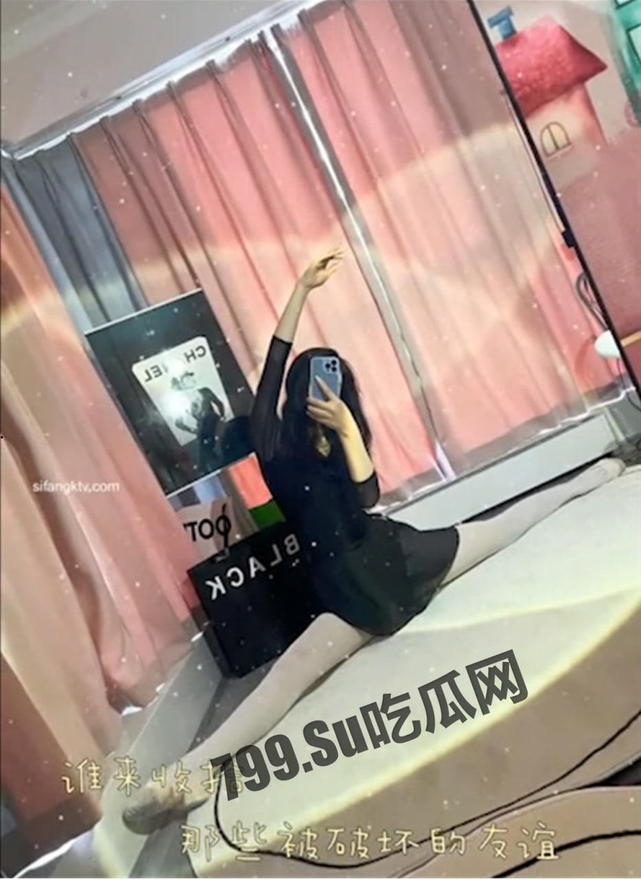 微博 抖音 网红「露露 酷酷的露」当过空姐的舞蹈生在线发骚展示一字马-1