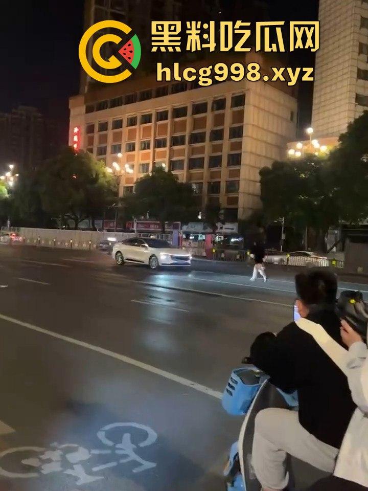 南昌街头情侣吵架闹大了!老公一脚踹下车,女子狂追不舍,硬生生追到他插翅难飞!-2