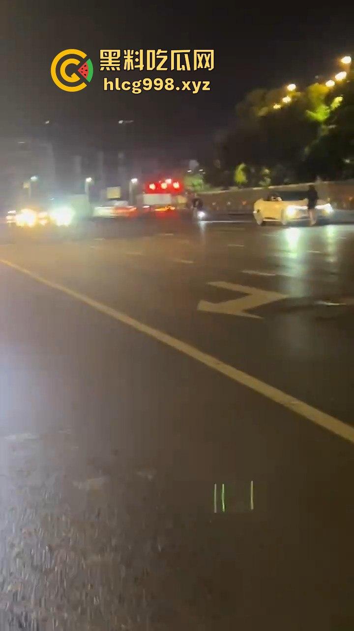 南昌街头情侣吵架闹大了!老公一脚踹下车,女子狂追不舍,硬生生追到他插翅难飞!-3