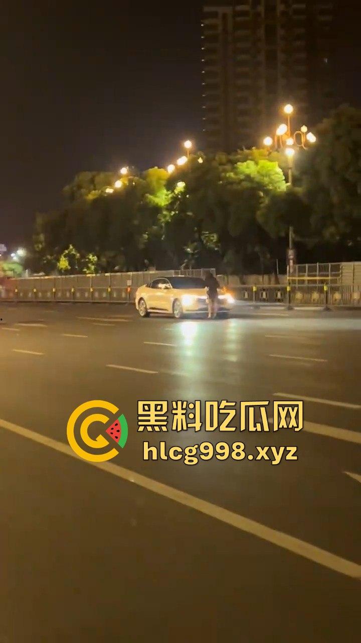 南昌街头情侣吵架闹大了!老公一脚踹下车,女子狂追不舍,硬生生追到他插翅难飞!-4