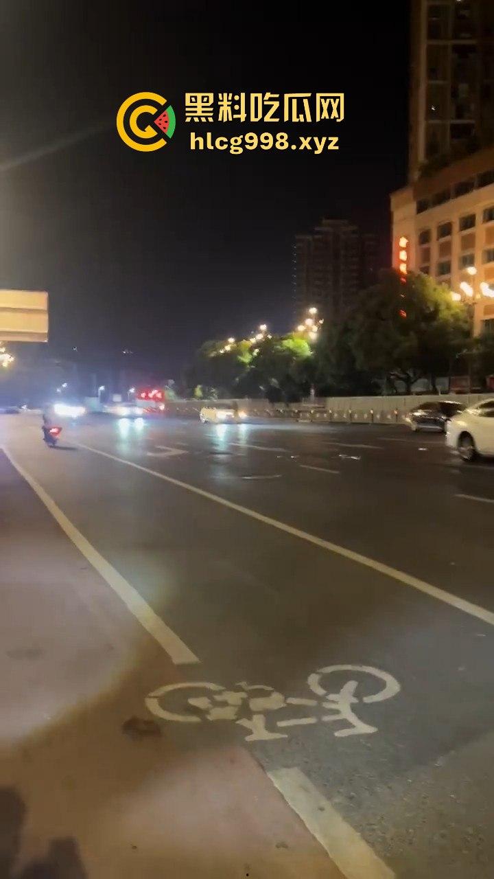 南昌街头情侣吵架闹大了!老公一脚踹下车,女子狂追不舍,硬生生追到他插翅难飞!-5