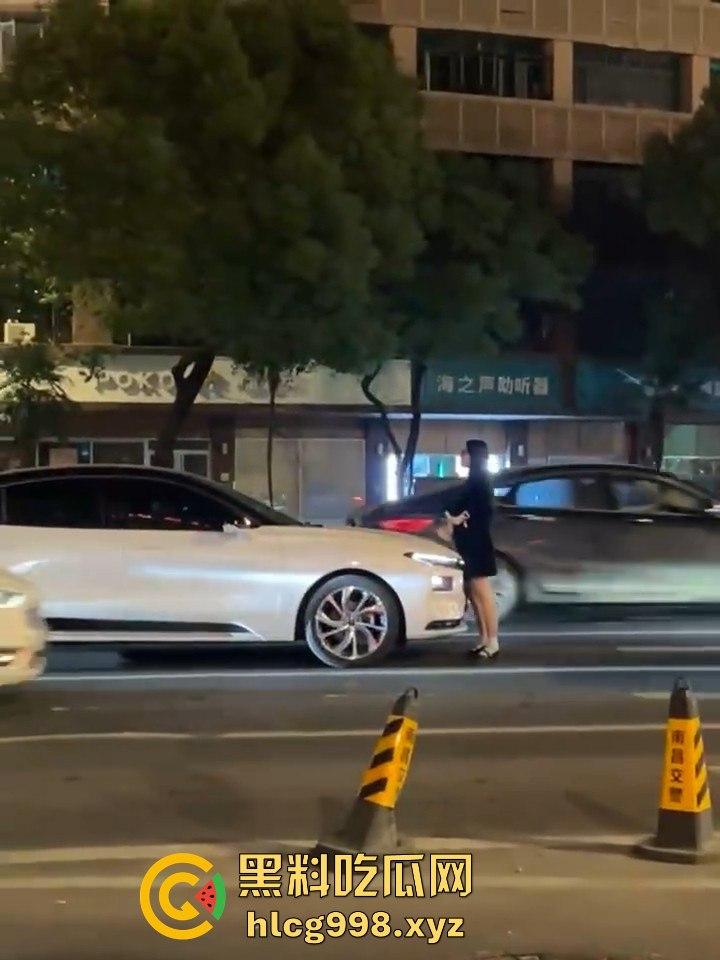 南昌街头情侣吵架闹大了!老公一脚踹下车,女子狂追不舍,硬生生追到他插翅难飞!-9