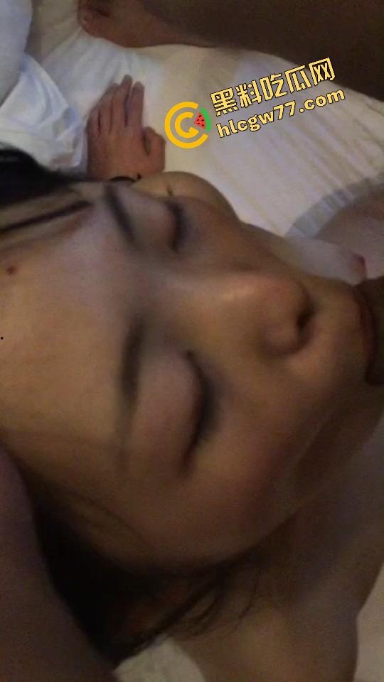 蚌埠同事的女朋友看着清纯,其实背着人家车里被干到腿软,内射都不带套!-8