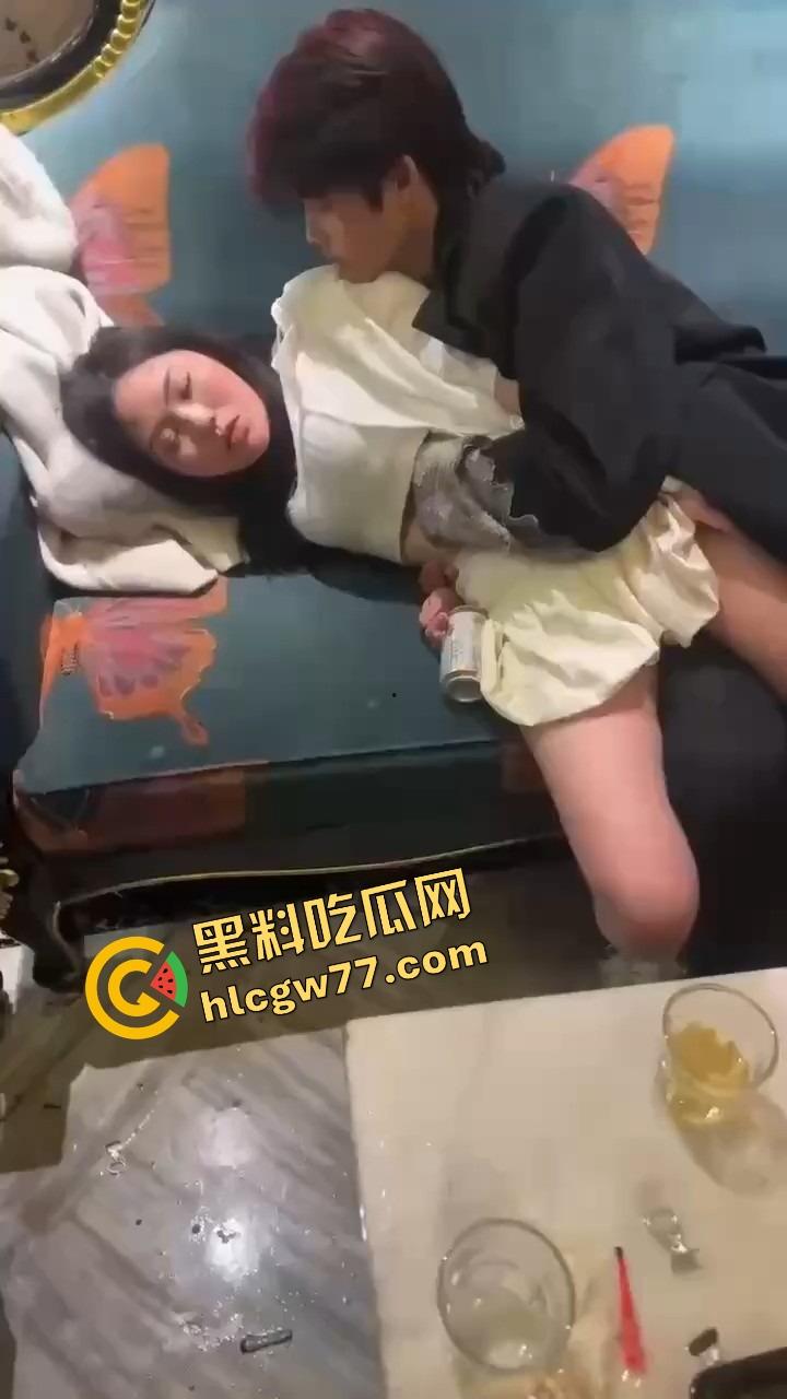 KTV好女孩装醉不拒摸，口口声声说没喝多，下一秒瘫沙发上被白摸逼，这不是醉是装给你摸的！-5