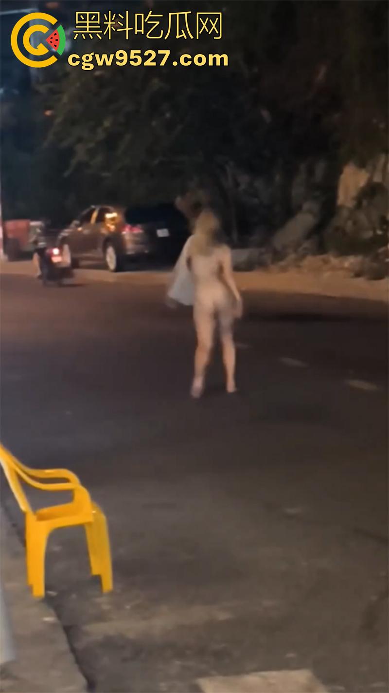长腿金发洋妞当街赤裸，越南庆和省芽庄市，一洋妞赤身裸体背包逛街，这难道是主人的任务么？-5