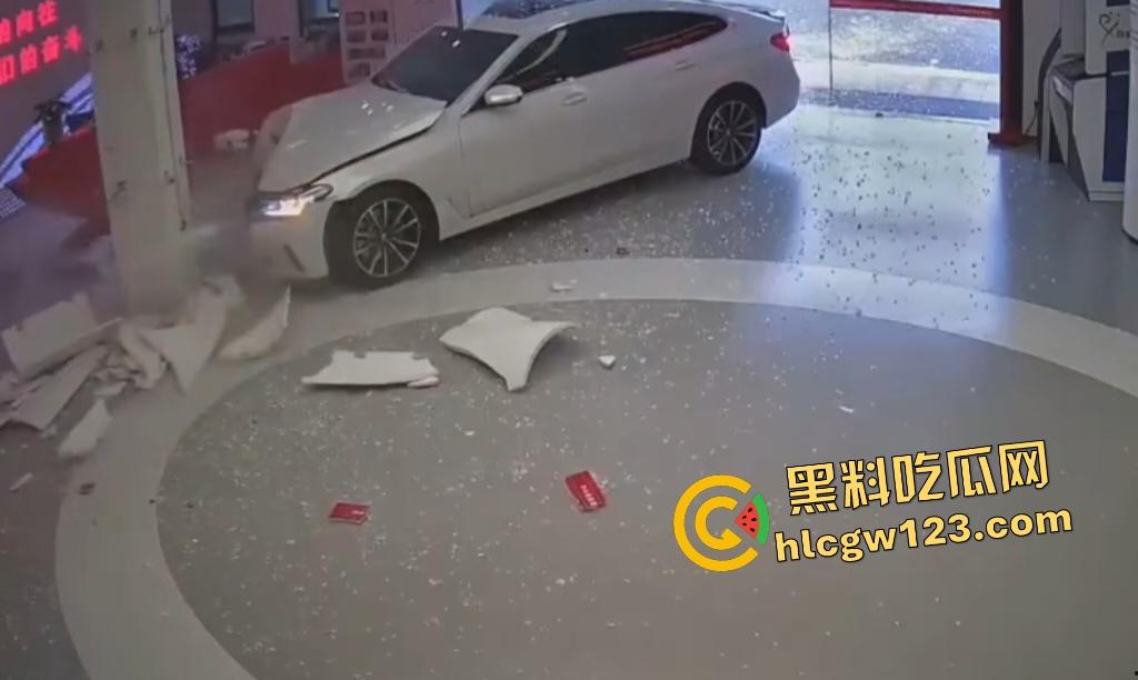 女司机宝马狂飙冲党群服务中心！看到这马路杀手谁还敢上路，猛撞柱子像是叛党？-2